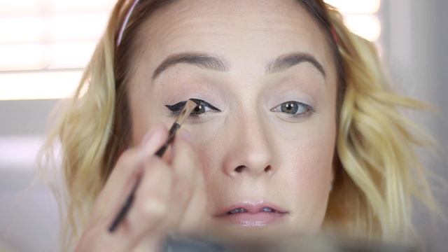 Adele Eyeliner Tutorial смотреть онлайн
