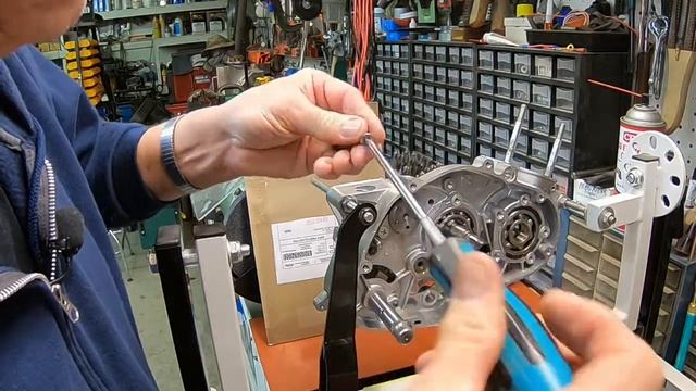 Suzuki TC125 motorcycle transmission and crankshaft install смотреть онлайн