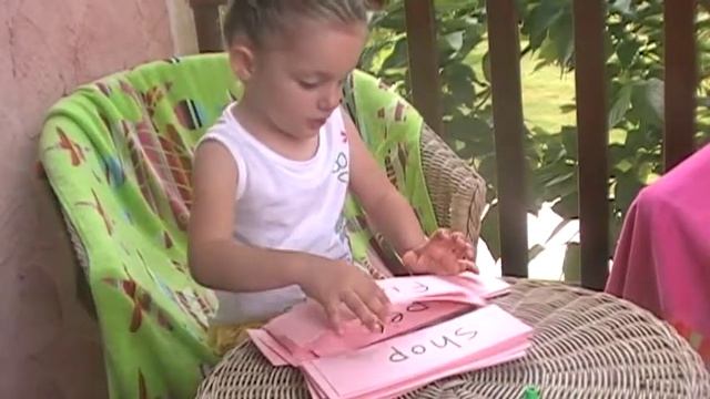 В 3 года ЧИТАЕТ Слова на английском!!!!!!! смотреть онлайн