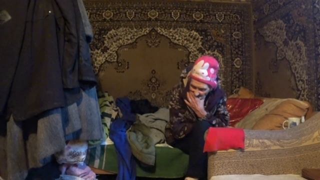 АННУШКА ТЕПЕРЬ ЧИСТЮЛЯ?КТО ДАРИТ ЦВЕТЫ БАБУШКЕ?БАБА АНЯ СТАЛА ЧИСТЮЛЕЙ ПЕРЕОДЕЛА ТРЕШ ШТАНЫ? смотреть онлайн