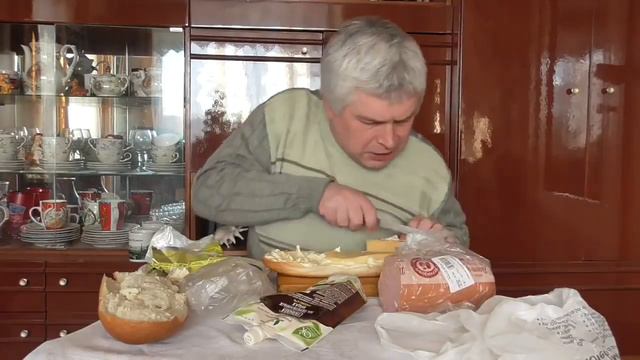 Вечерний ужин, я кушаю бутерброд смотреть онлайн