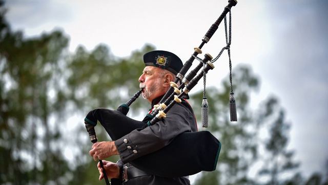 Игра на волынке.   Шотландская музыка .Playing The Bagpipes.