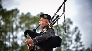 Игра на волынке.   Шотландская музыка .Playing the bagpipes.