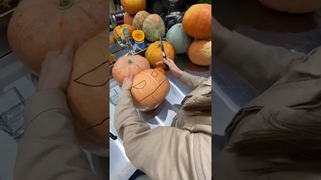 Подготовка тыквы к HALLOWEEN смотреть онлайн