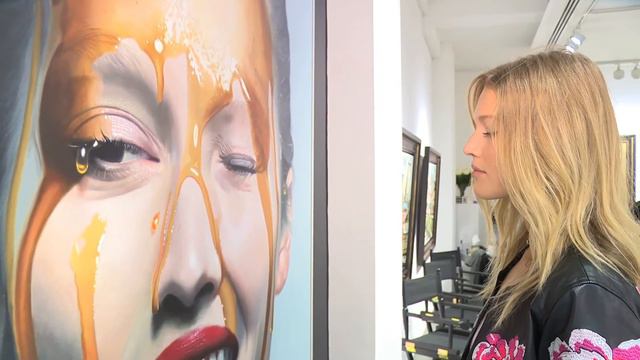 Mike Dargas unveils portraits of Toni Garrn at Opera Gallery London смотреть онлайн
