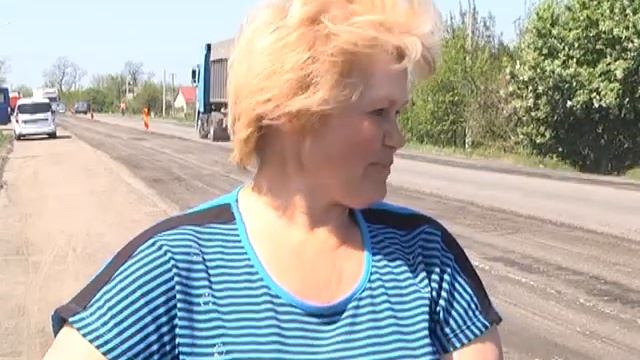 На Днепропетровщине в селе Николаевка начался ремонт автодороги Знаменовка-Луганск-Изварино смотреть онлайн