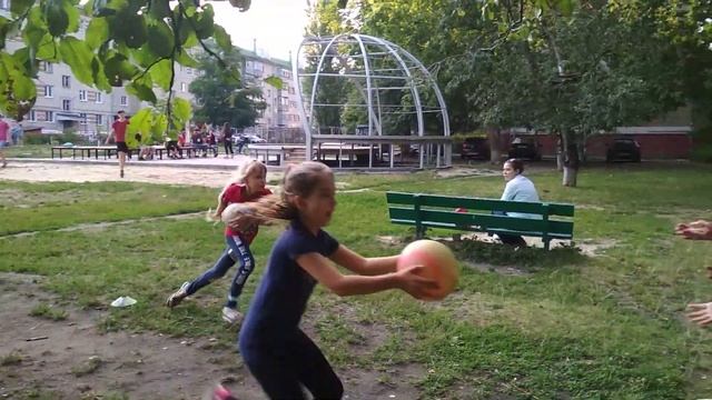 Эстафета с мячом . Это нам интересно! смотреть онлайн
