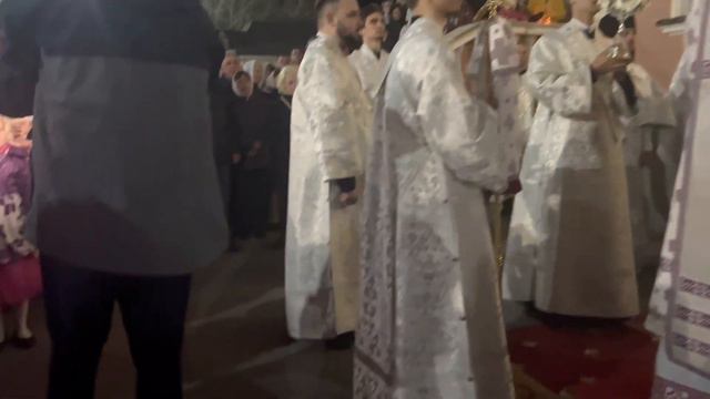 Митрополит Игнатий совершил ночное пасхальное богослужение в Свято-Троицком кафедральном соборе смотреть онлайн