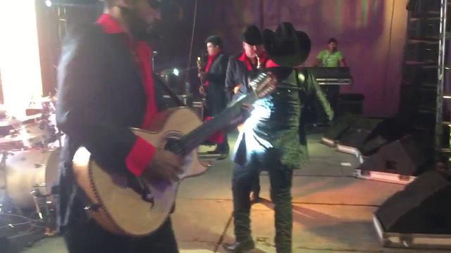 Luis Sanches y Su Corazón Norteño - La Farsante En Vivo смотреть онлайн