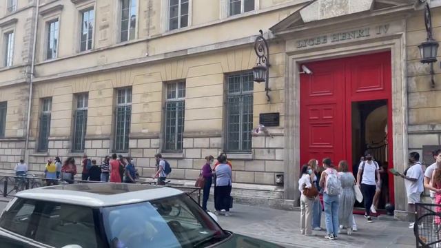 Прогулка по Латинскому кварталу / В какую школу ходят дети богатых парижан? смотреть онлайн