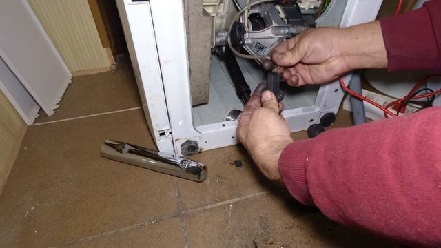 Как заменить щетки в стиральной машине. Indesit BWSA 6105 не крутит барабан. смотреть онлайн