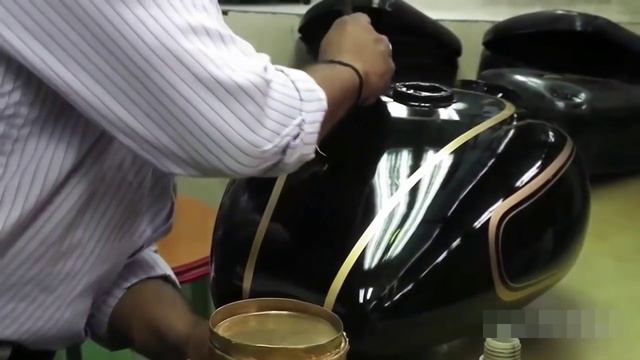 #34 Royal Enfield Handcrafted on Standard Fuel Tank смотреть онлайн