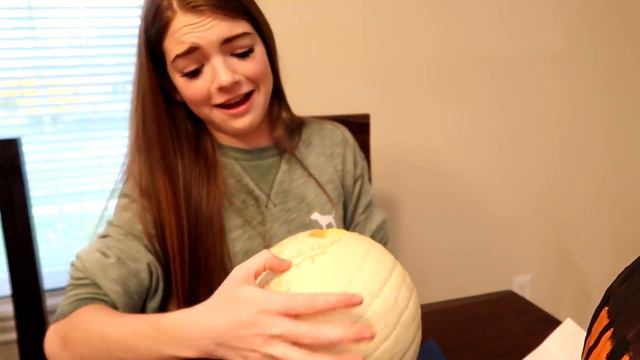 FAMILY FUN FRIDAY! Carving Pumpkins Challenge GONE WRONG Dad Gets FACE PAINT/ That YouTub3 Family смотреть онлайн