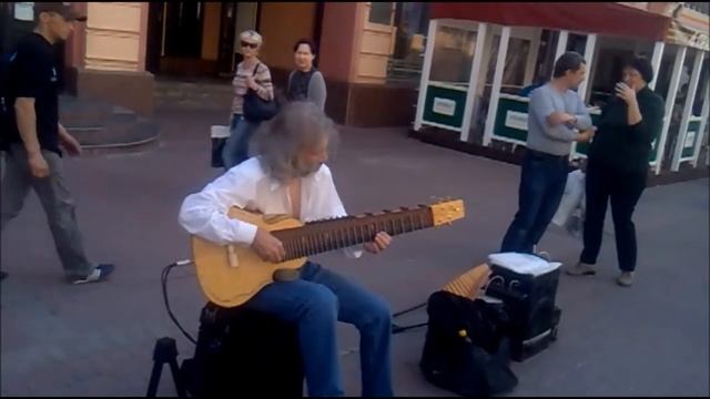 Красивая улица с архитектурой и очень талантливый уличный музыкант смотреть онлайн