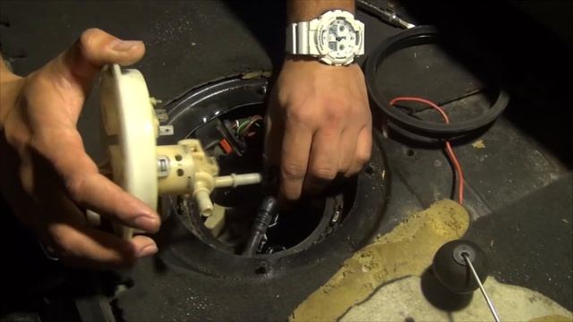 VW Touareg 3.2 - Замена датчиков уровня топлива смотреть онлайн