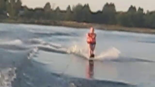 водные лыжи: ВСТАЕМ на 1 лыже. смотреть онлайн