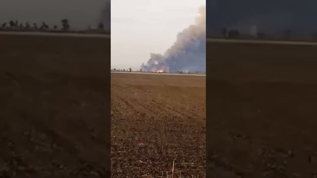 [ Альбом ]
Большой пожар и взрывы в районе Геническа вблизи границы с Крымом, судя по всему нанесен смотреть онлайн