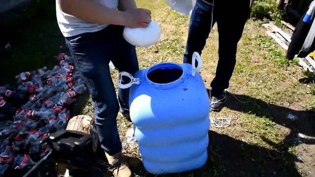100 литров колы + ментос! / 100 liters coca cola + mentos- 10 метров фонтан! смотреть онлайн