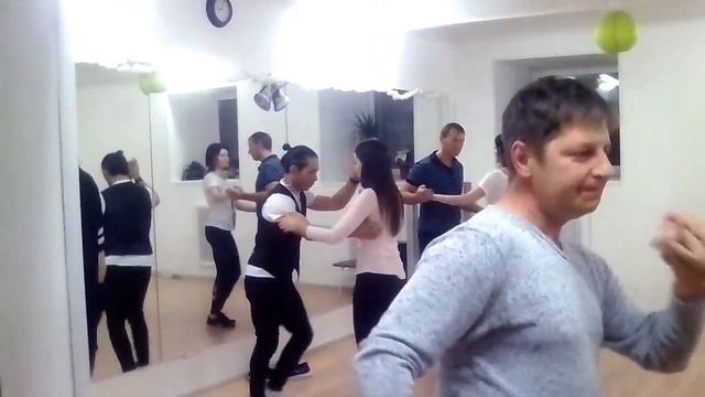 Доминиканская бачата - Урок в Школе танцев Чино смотреть онлайн