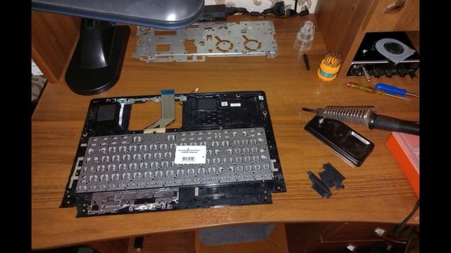 Ремонт ноутбука Acer. Выключактся ноутбук. Замена впаеной клавиатуры на Aspire 3. смотреть онлайн