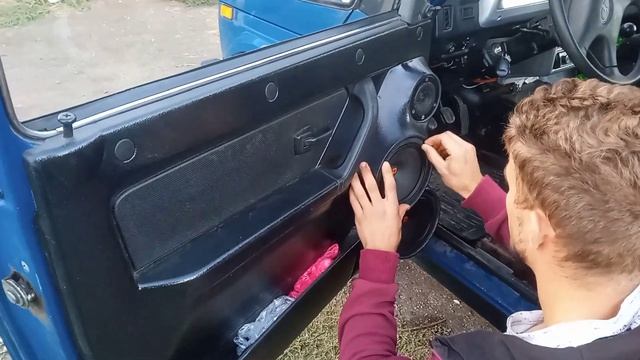 Замена штатных динамиков в ВАЗ - Нива 21214 на DL Audio Raven 165 смотреть онлайн