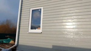 Покраска деревянного дома снаружи.