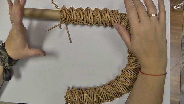 НОВОГОДНИЙ ВЕНОК. Спиральное плетение из газетных трубочек смотреть онлайн