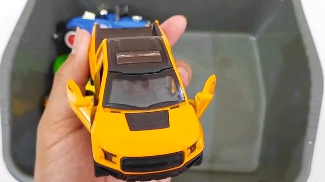 Box Full Of Model Car Jaguar, Nissan, Audi, Maserati, Peugeot, Volvo, Renault, Subaru, Lexus смотреть онлайн