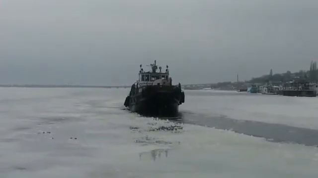 Ломка льда на Волге в Саратове смотреть онлайн