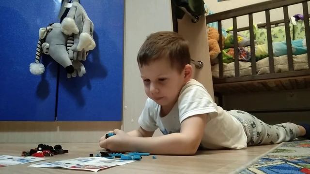 Артёмка собирает конструктор))) смотреть онлайн