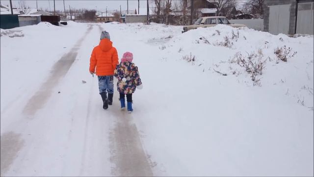 Vlog очень милая девочка, которая всех любит, но не помнит сколько ей лет смотреть онлайн