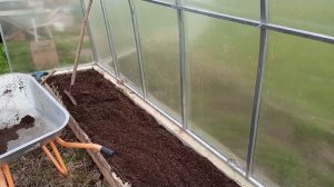 Делаю грядки в теплице