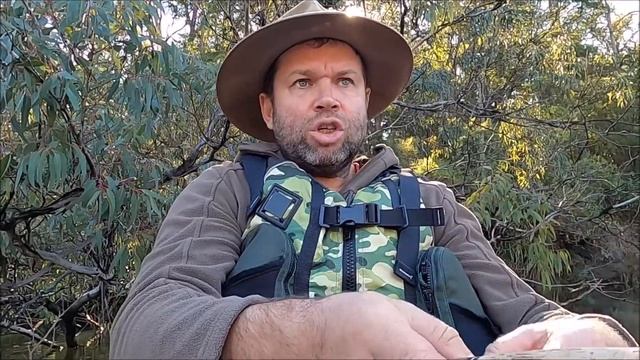 Шалаш в лесу с крышей из мха. Одиночный поход в лес или как снять видос на миллион просмотров... смотреть онлайн