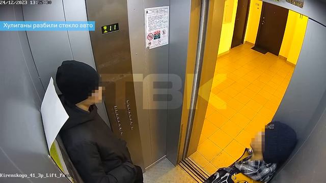 Хулиганы разбили стекло авто