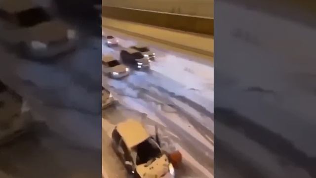 В США небольшой снегопад, а на дорогах уже транспортный коллапс смотреть онлайн