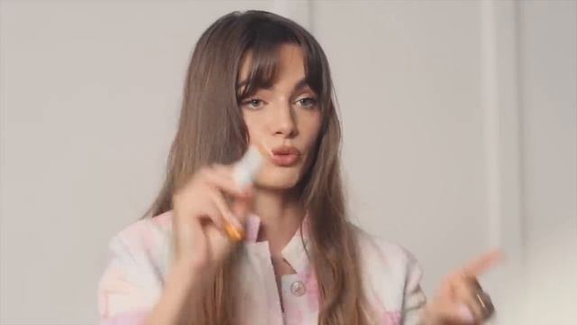 Mara Lafontan Examines French Beauty Trends | Beauty Hotline | Vogue France смотреть онлайн