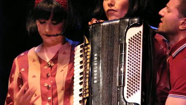 3/7 Evelyn Evelyn - Chicken Man + You Only Want Me... @ Lucille Lortel Theater, NYC 6/10/10 смотреть онлайн