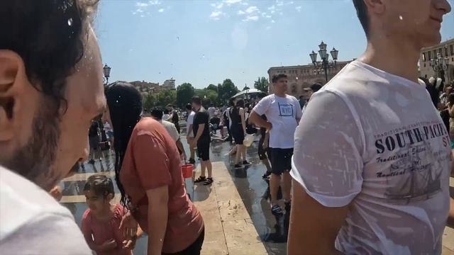 Праздник Вардавар в Ереване 2023: Армения гуляет и обливают людей смотреть онлайн