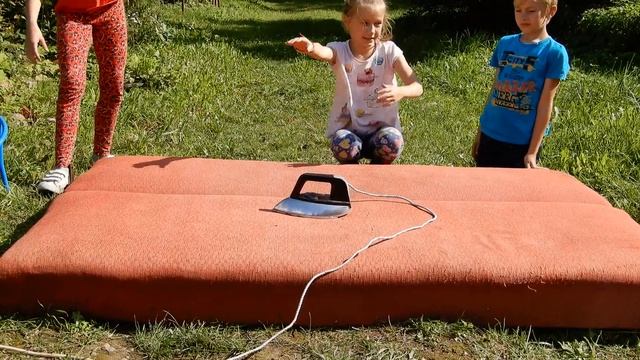 Устроили пожар. Давайте спалим диван? Может ли утюг вызвать возгорание? Опасно! Не повторять! смотреть онлайн