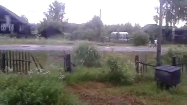 как Алеша и Трофим прыгают по лужам(грязным) смотреть онлайн