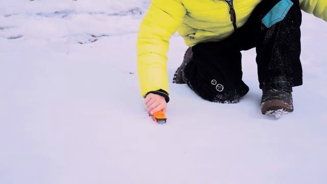 Играемся оранжевый мусоровоз SIKU грузовик в снегу GARBAGE TRUCK in snow смотреть онлайн