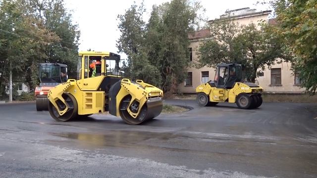 Укладка второго слоя асфальтового покрытия: улицы Набережная- Березовского Гвардейское. Крым. смотреть онлайн