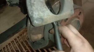 Меняем задние тормозные колодки на РЕНО Мастер-3. Вкручиваем цилиндр без специнструмента.