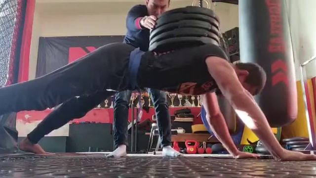 стойка на руках с весом на спине 100 кг 1 мин.? широкая постановка рук и ног?? смотреть онлайн