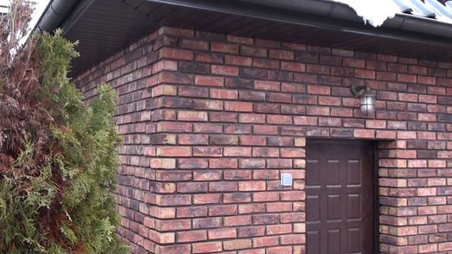 Фасад дома и бани из кирпича ручной формовки Terca Wienerberger, будущий бассейн, площадка барбекю смотреть онлайн