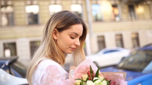 Букет из 25 белых роз (Кения) Standart и 7 розовых альстромерий смотреть онлайн