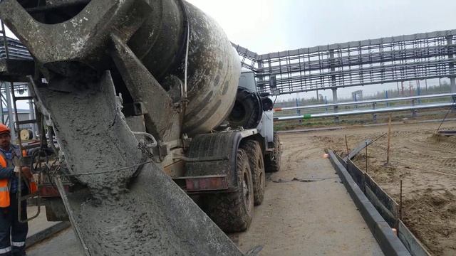 ПОДАЧА БЕТОНА С МИКСЕРА ПО ЛОТКАМ смотреть онлайн