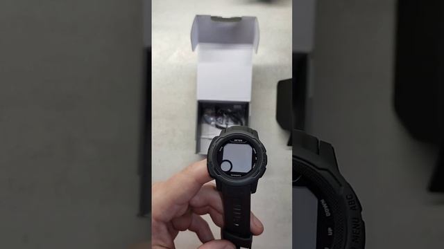 Garmin Instinct 2s Graphite unboxing & on-hand view смотреть онлайн