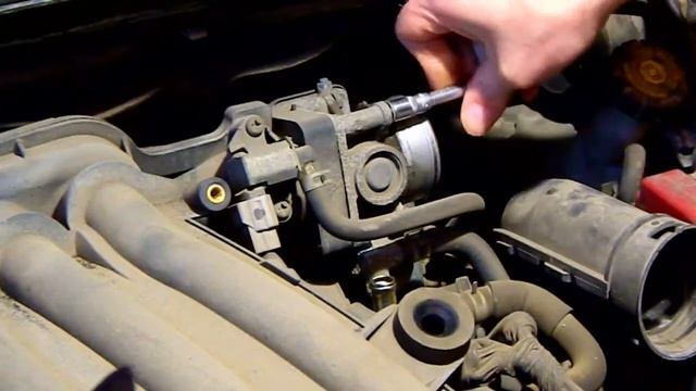 Замена свечей зажигания в двигателе Nissan HR16DE часть1