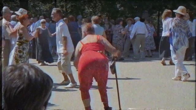 Танцы в парке Сокольники. Дискотека в Сокольниках. Стартуем смотреть онлайн